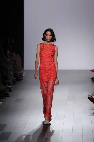 Tadashi Shoji sfilata di moda — Foto Stock