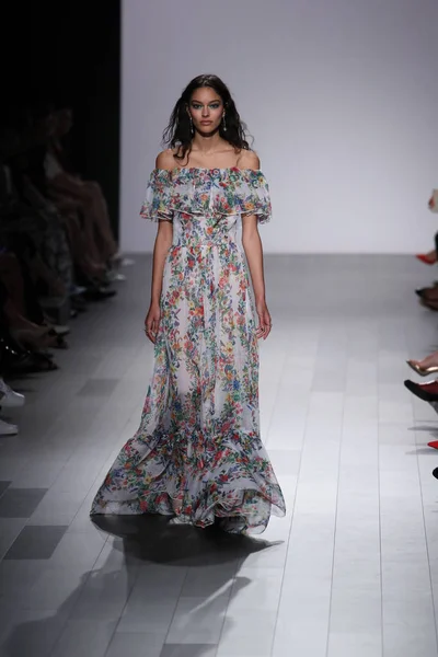 Tadashi Shoji modeshow — Stockfoto