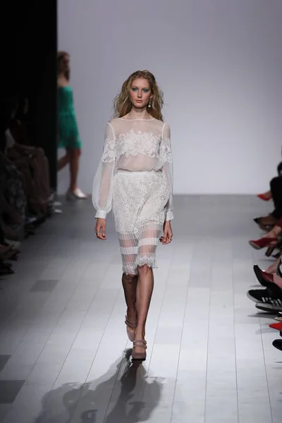 Tadashi Shoji modeshow — Stockfoto