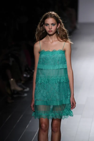 Tadashi Shoji fashion show — Stock Photo, Image