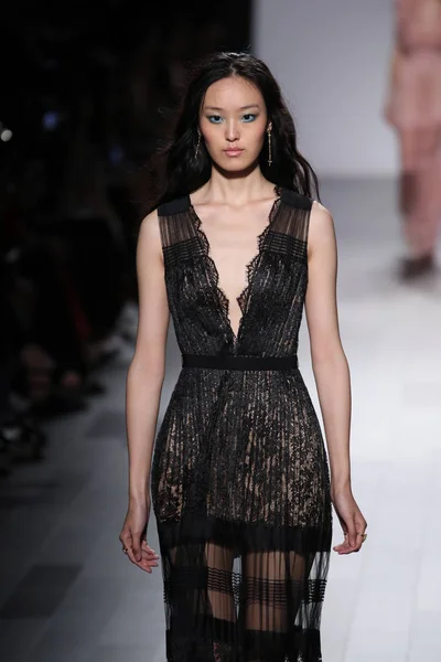 Tadashi Shoji modeshow — Stockfoto