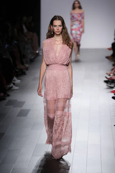 Tadashi Shoji sfilata di moda — Foto Stock