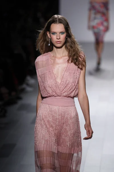 Tadashi Shoji defile 