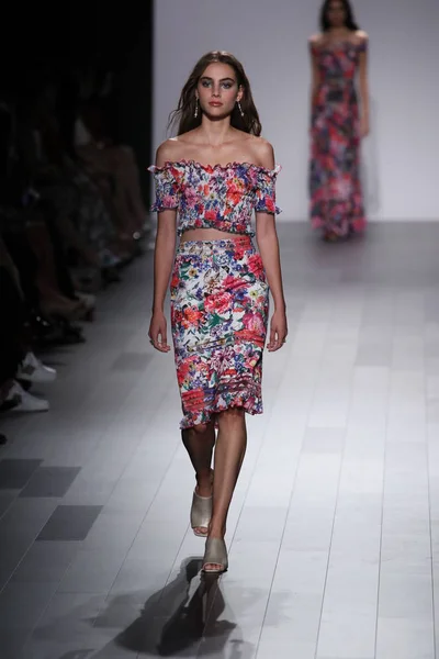 Tadashi Shoji fashion show — Stock Photo, Image