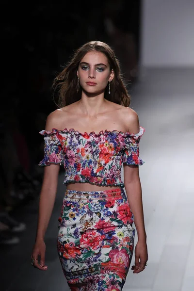 Tadashi Shoji modeshow — Stockfoto