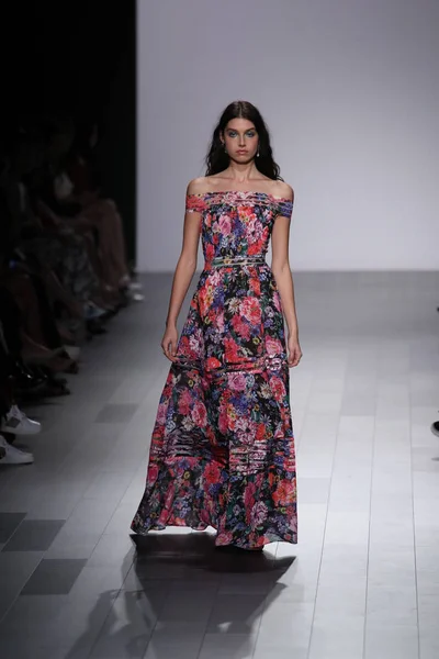 Tadashi Shoji fashion show — Stock Photo, Image