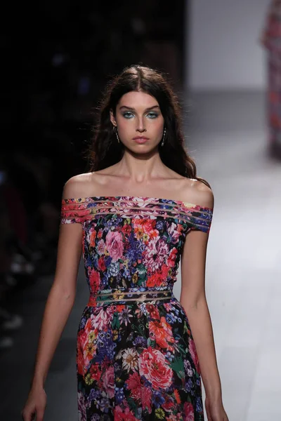 Tadashi Shoji fashion show — Stock Photo, Image