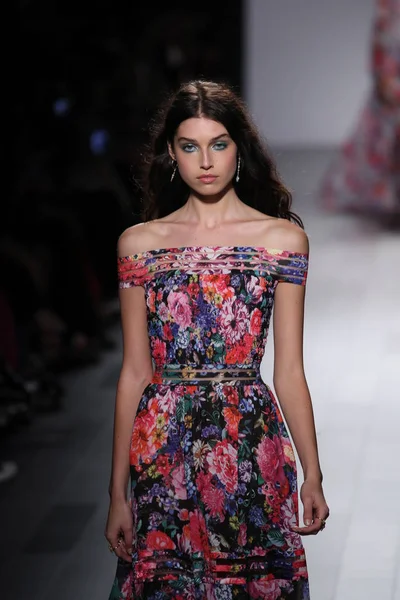 Tadashi Shoji defile 