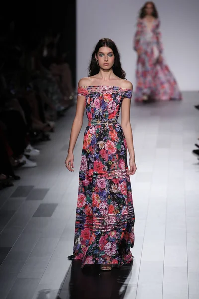 Tadashi Shoji modevisning — Stockfoto