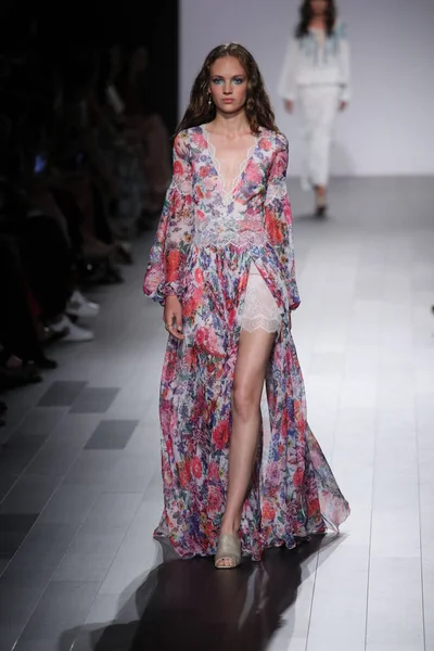 Desfile de moda de Tadashi Shoji —  Fotos de Stock