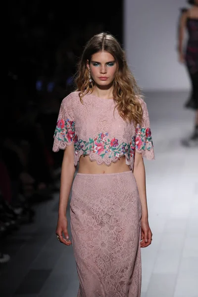 Tadashi Shoji fashion show — Stock Photo, Image