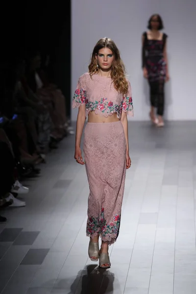 Tadashi Shoji fashion show — Stock Photo, Image