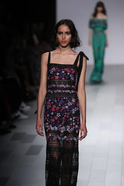 Tadashi Shoji modeshow — Stockfoto