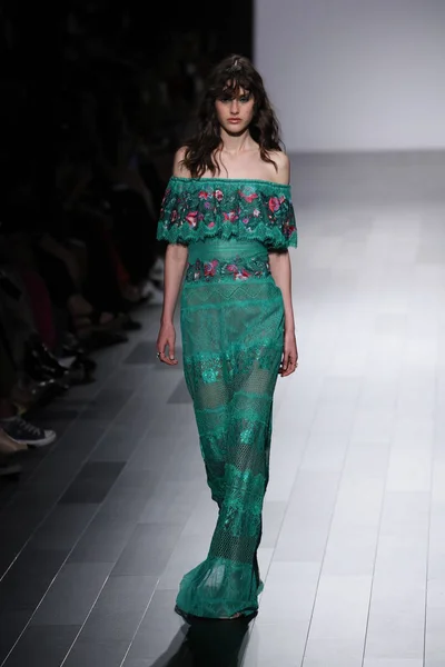 Tadashi Shoji fashion show — Stock Photo, Image