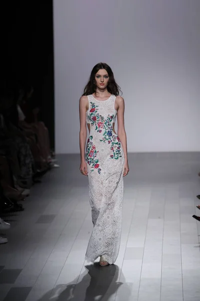 Desfile de moda de Tadashi Shoji —  Fotos de Stock