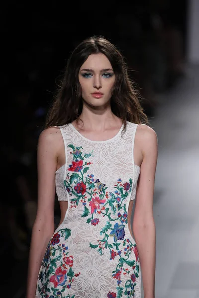 Tadashi Shoji fashion show — Stock Photo, Image