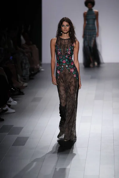 Tadashi Shoji modeshow — Stockfoto