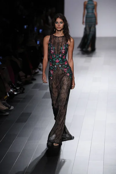 Tadashi Shoji modeshow — Stockfoto