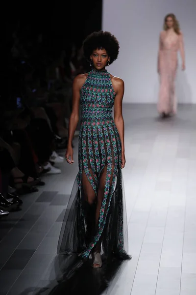 Tadashi Shoji modeshow — Stockfoto