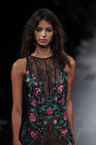 Tadashi Shoji defile 