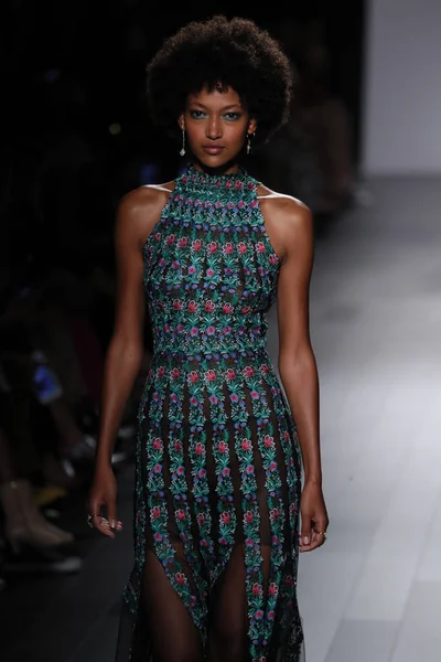 Tadashi Shoji fashion show — Stock Photo, Image