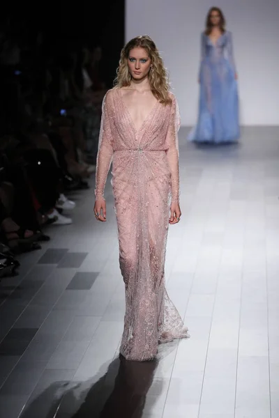 Tadashi Shoji modevisning — Stockfoto