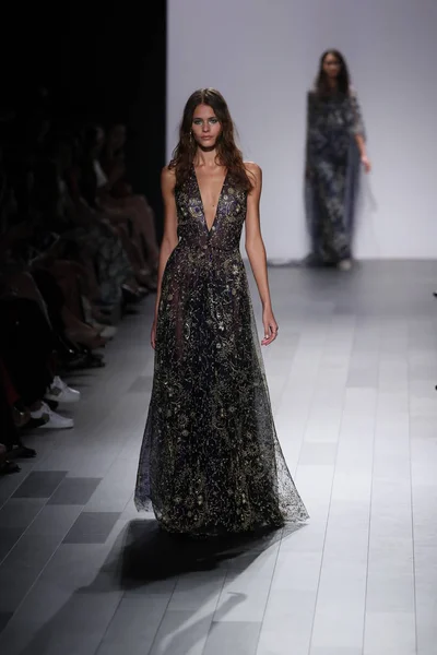 Desfile de moda de Tadashi Shoji —  Fotos de Stock