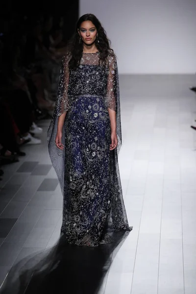 Tadashi Shoji modeshow — Stockfoto