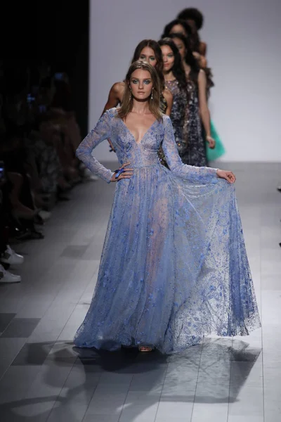 Tadashi Shoji modevisning — Stockfoto