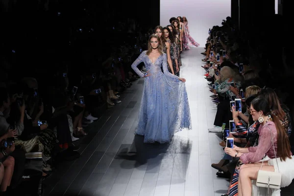 Tadashi Shoji defile — Stok fotoğraf