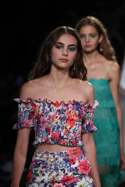 Tadashi Shoji defile