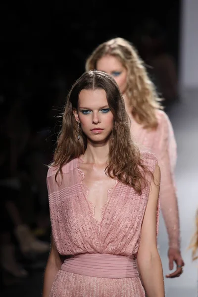 Tadashi Shoji defile