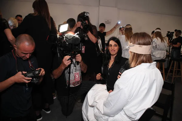 New York, Ny - Eylül 07: Genel atmosferi sahne arkasında önce New York'ta öğle tarafından Nur moda gösterisi sırasında New York moda haftasında 7 Eylül 2017. 