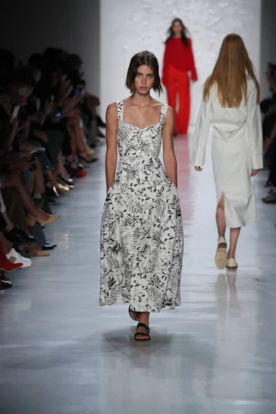  Öğlene kadar Noor defile 