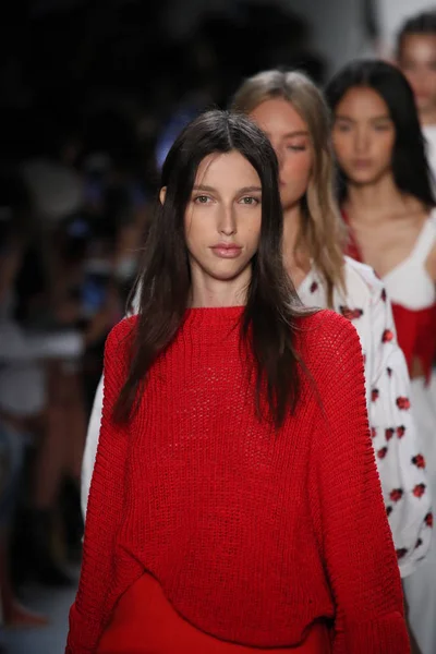 Öğlene kadar Noor defile