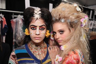 New York, Ny - Eylül 07: New York City Desigual moda gösterisi sırasında New York Moda Haftası 7 Eylül 2017 üzerinde önce sahne arkasında poz modelleri.