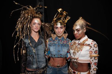 New York, Ny - Eylül 07: New York City Desigual moda gösterisi sırasında New York Moda Haftası 7 Eylül 2017 üzerinde önce sahne arkasında poz modelleri.