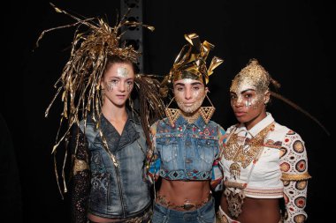 New York, Ny - Eylül 07: New York City Desigual moda gösterisi sırasında New York Moda Haftası 7 Eylül 2017 üzerinde önce sahne arkasında poz modelleri.