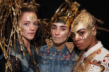 New York, Ny - Eylül 07: New York City Desigual moda gösterisi sırasında New York Moda Haftası 7 Eylül 2017 üzerinde önce sahne arkasında poz modelleri.