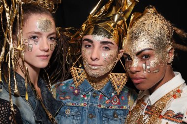 New York, Ny - Eylül 07: New York City Desigual moda gösterisi sırasında New York Moda Haftası 7 Eylül 2017 üzerinde önce sahne arkasında poz modelleri.