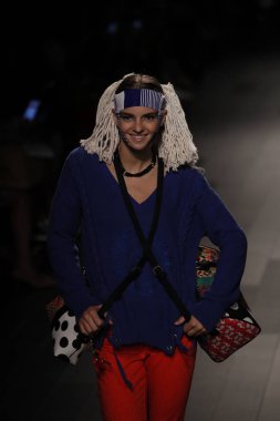  Desigual defile 