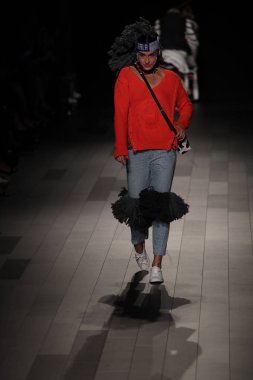  Desigual defile 