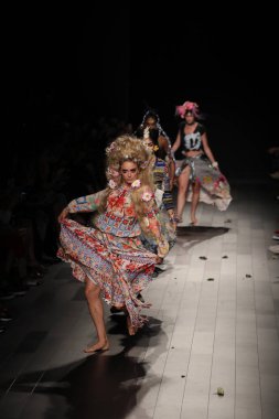 Desigual defile 