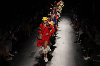  Desigual defile