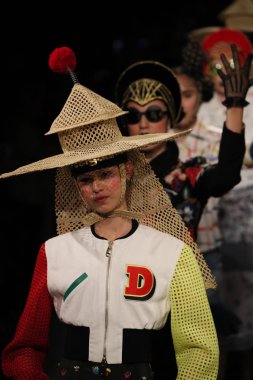  Desigual defile