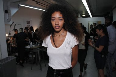 New York, Ny - Eylül 06: New York City New York Moda Haftası 6 Eylül 2017 doğum sırasında Ph5 sunum öncesi kuliste poz almak bir model.