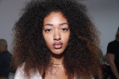 New York, Ny - Eylül 06: New York City New York Moda Haftası 6 Eylül 2017 doğum sırasında Ph5 sunum öncesi kuliste poz almak bir model.