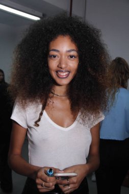 New York, Ny - Eylül 06: New York City New York Moda Haftası 6 Eylül 2017 doğum sırasında Ph5 sunum öncesi kuliste poz almak bir model.