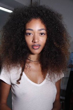 New York, Ny - Eylül 06: New York City New York Moda Haftası 6 Eylül 2017 doğum sırasında Ph5 sunum öncesi kuliste poz almak bir model.