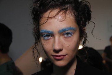 New York, Ny - Eylül 06: New York City New York Moda Haftası 6 Eylül 2017 doğum sırasında Ph5 sunum öncesi kuliste poz almak bir model.